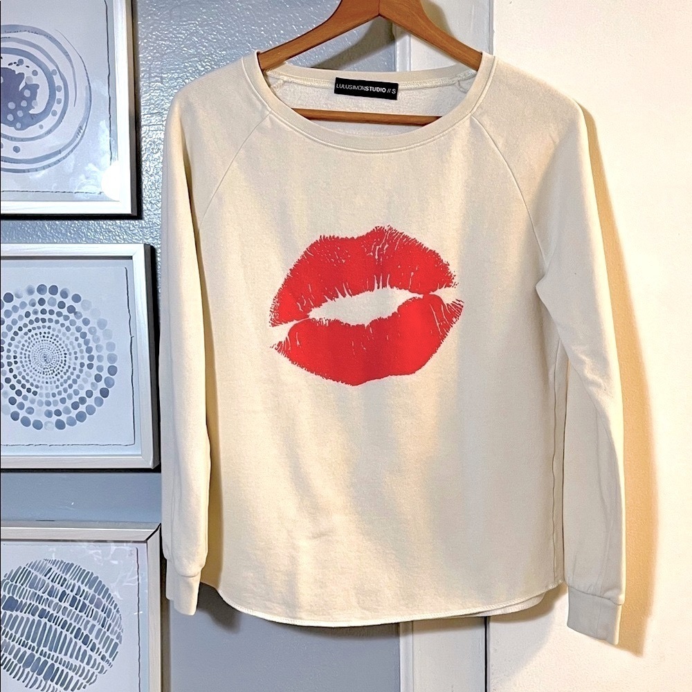 Lulu Simon Studio Cream Long Sleeve Sweatshirt with Red Lip Design Size S